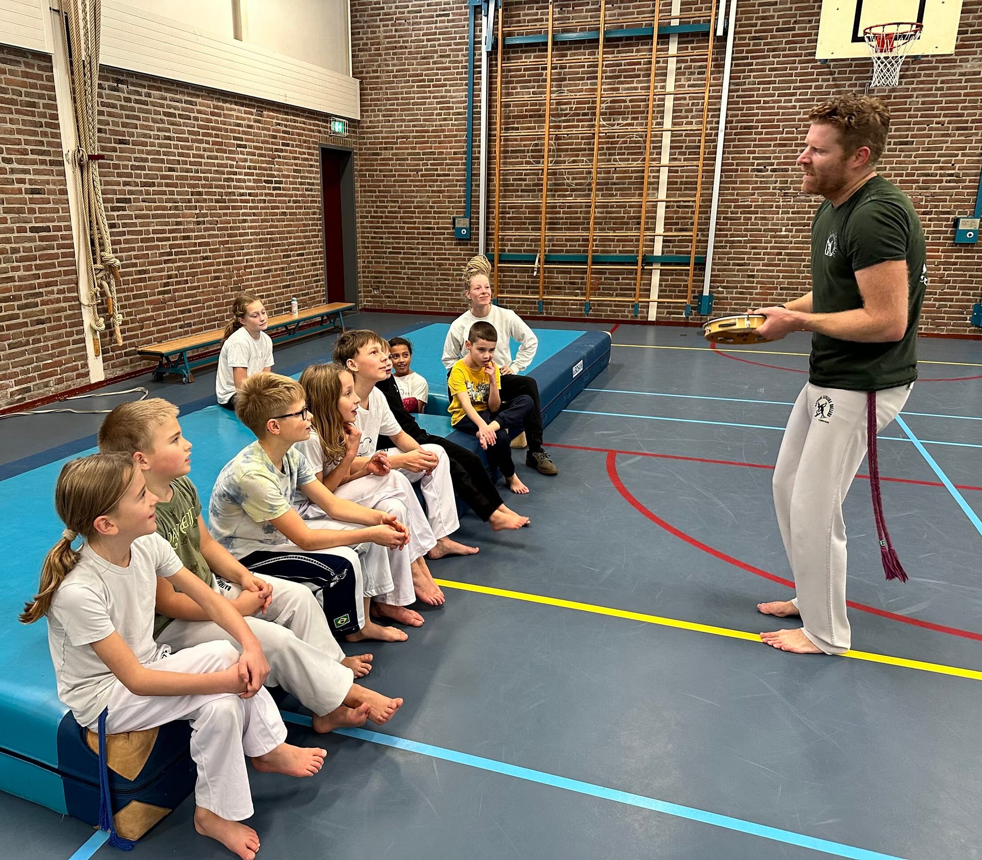 Chris geeft muziekles aan kids